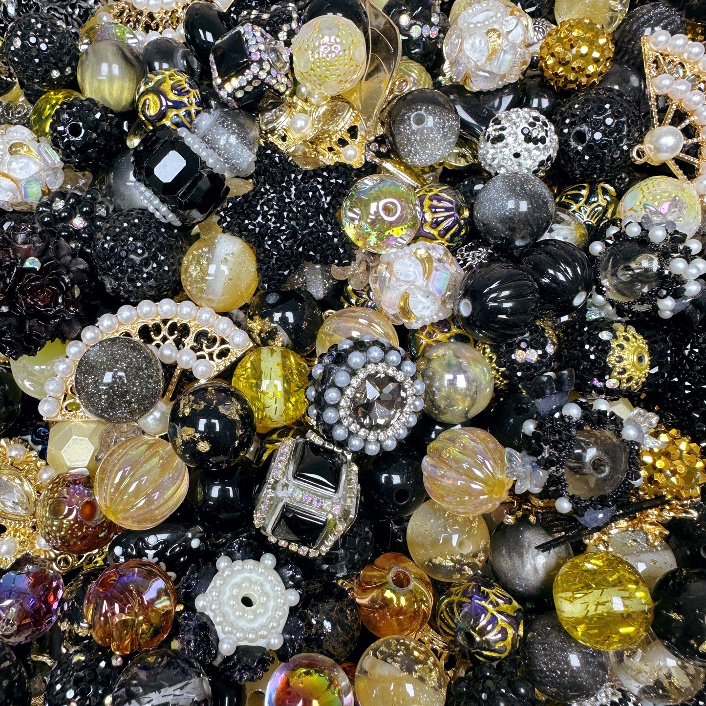 Black&Gold Realm Mixed 16mm Acrylic/Resin/Glaze/Heavy-Crafted Mix Beads For Key/Bag Charm Car Hanger for DIY Craft Projects